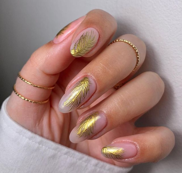 Feather manicure - prześliczny motyw piórka na paznokciach