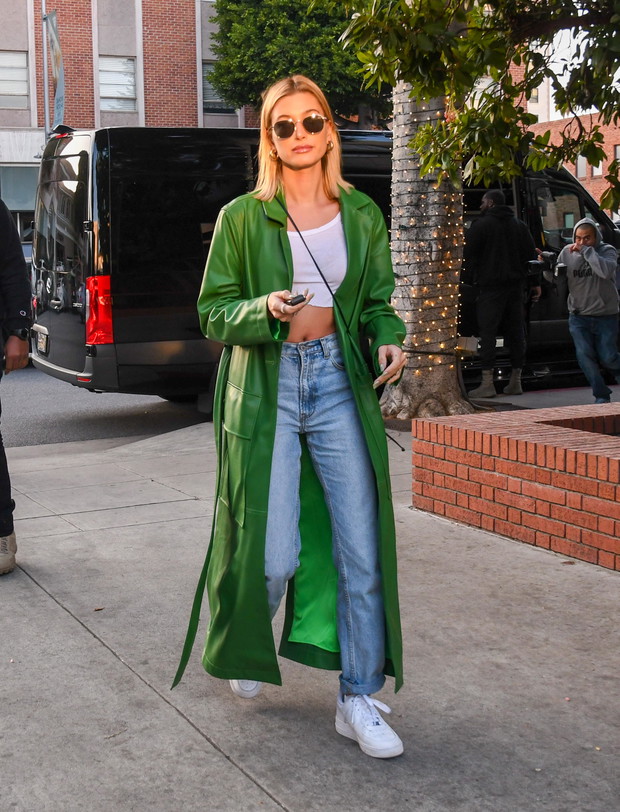 Hailey Bieber: stylizacje