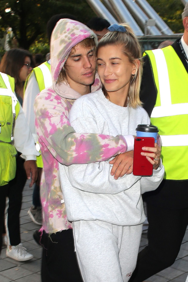 Hailey Bieber: stylizacje