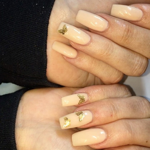 Jak w prosty sposób namalować motyla na paznokciach? Efektowny manicure, który uwielbia Kylie Jenner