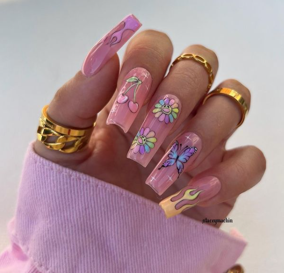 Jak w prosty sposób namalować motyla na paznokciach? Efektowny manicure, który uwielbia Kylie Jenner