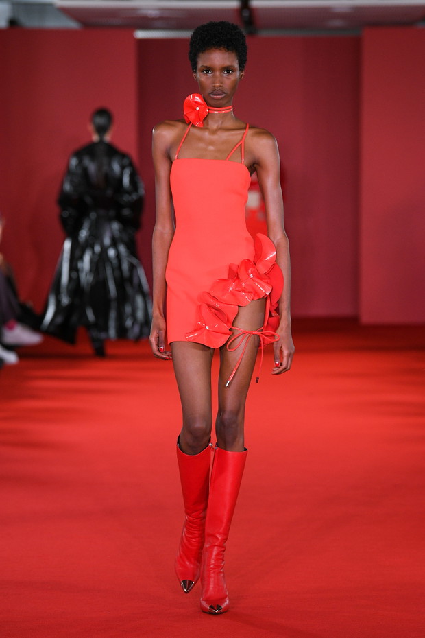Najpiękniejsze czerwone sukienki i spódnice z londyńskich wybiegów. Kolor roku 2023 wg Pantone króluje na fashion weeku
