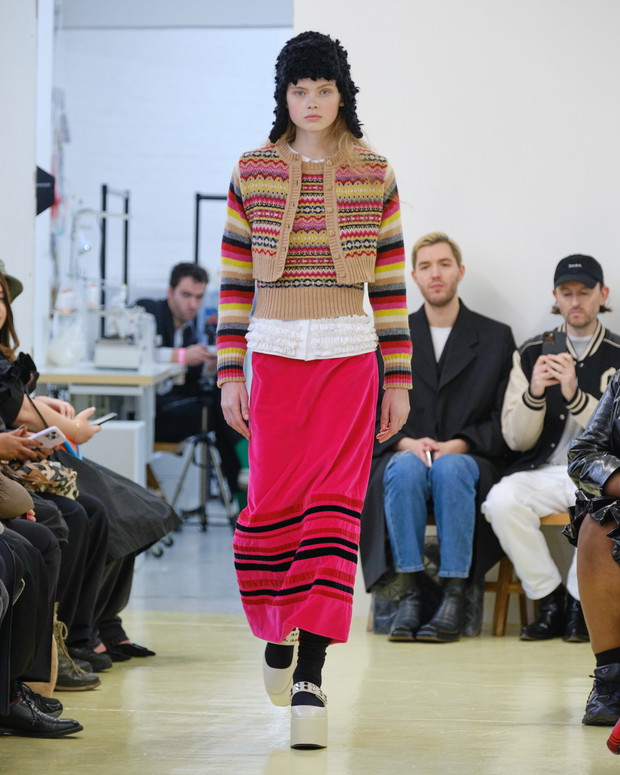 Najpiękniejsze czerwone sukienki i spódnice z londyńskich wybiegów. Kolor roku 2023 wg Pantone króluje na fashion weeku