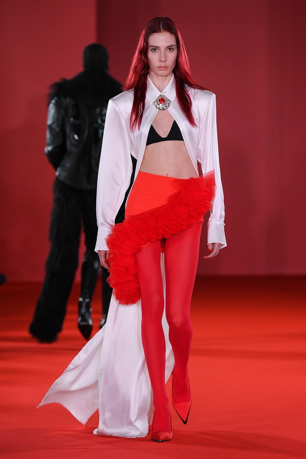 Najpiękniejsze czerwone sukienki i spódnice z londyńskich wybiegów. Kolor roku 2023 wg Pantone króluje na fashion weeku