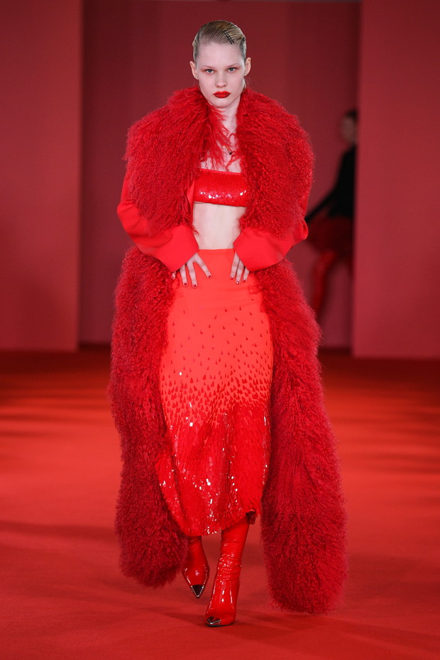 Najpiękniejsze czerwone sukienki i spódnice z londyńskich wybiegów. Kolor roku 2023 wg Pantone króluje na fashion weeku