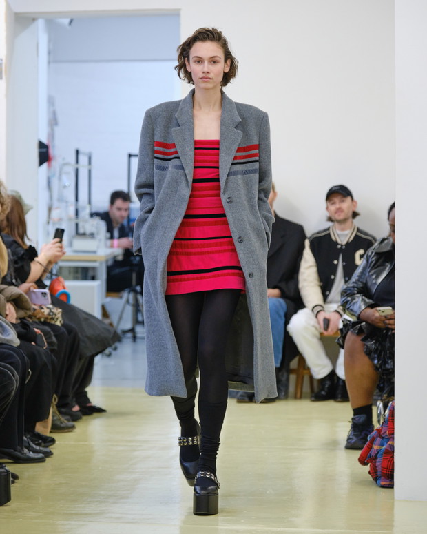 Najpiękniejsze czerwone sukienki i spódnice z londyńskich wybiegów. Kolor roku 2023 wg Pantone króluje na fashion weeku