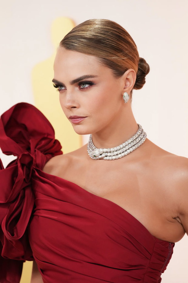 Oscary 2023: Cara Delevingne olśniła wszystkich. Modelka i aktorka wybrała suknię w najmodniejszym kolorze roku wg Pantone