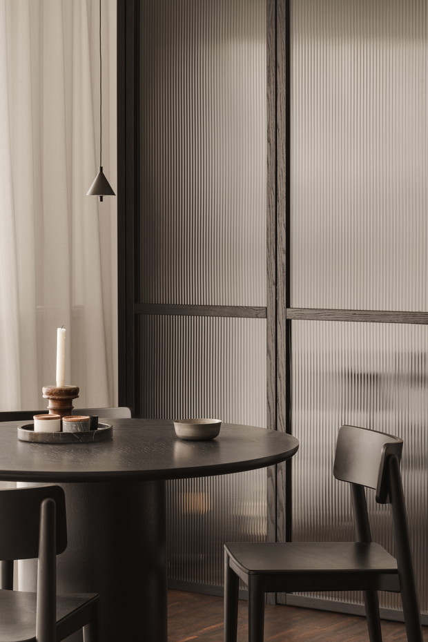 Elegancki minimalizm w mieszkaniu w Łodzi, projekt: 3XEL Architekci