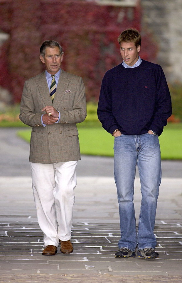 Król Karol (wówczas książę Walii) i książę William, 2001 rok.