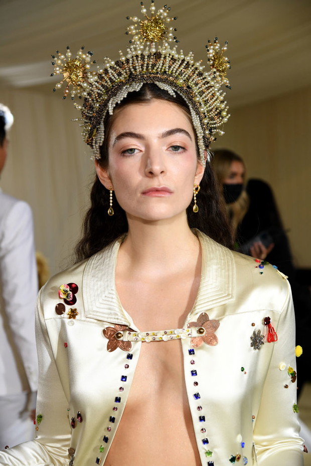Makijaże i fryzury z Met Gala 2021: Lorde