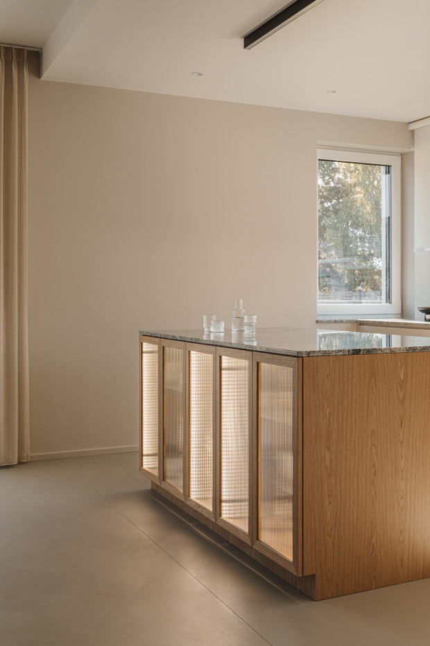 Jesienna paleta barw w domu pod Warszawą, projekt: pracownia 3XEL Architekci