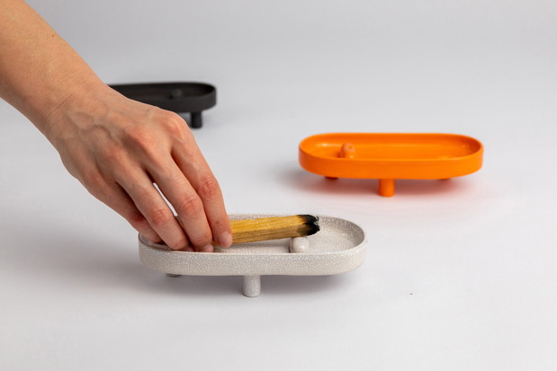 ŁDF2023, must have, Podstawka na kadzidełko i palo santo na trzech nóżkach / kolekcja UPODSTAV, projekt: Ula Ciećwierska, produkcja: Lepko Ceramics