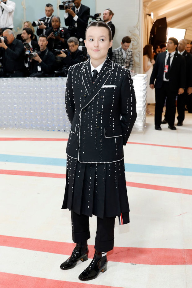 Met Gala 2023: Bella Ramsey w stylizacji Thom Browne