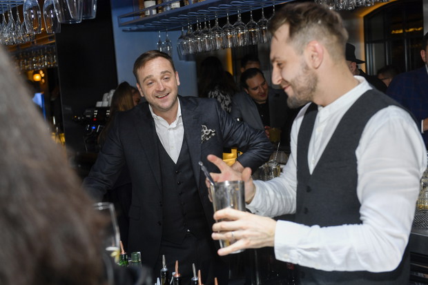Premiera Kalendarza Dżentelmeni 2022 i zimowego wydania magazynu ELLE Man w nowej restauracji Mateusza Gesslera