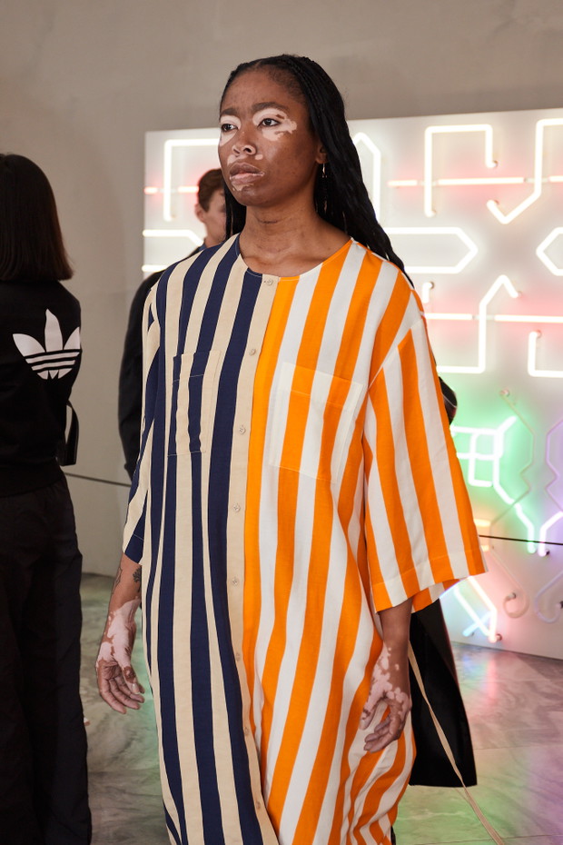 Backstage pokazu Marimekko wiosna-lato 2024