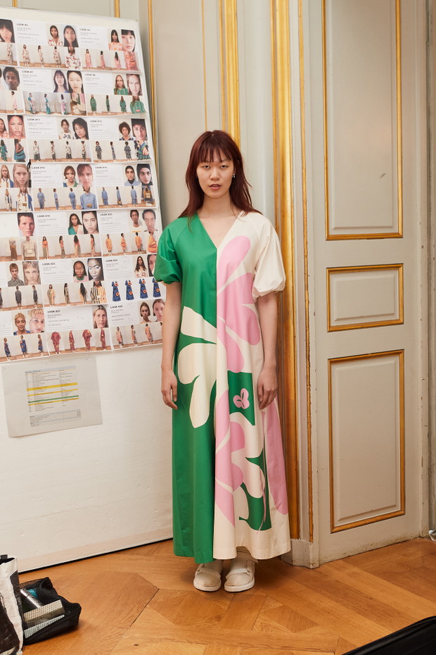 Backstage pokazu Marimekko wiosna-lato 2024