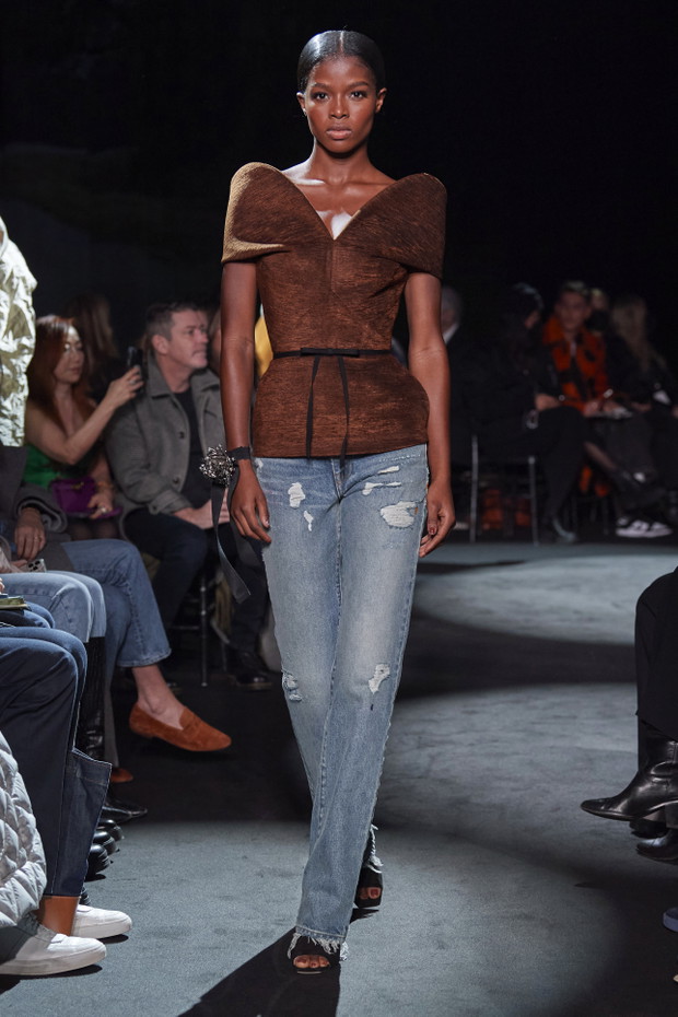 Brandon Maxwell jesień-zima 2022/2023. Krótko i na temat