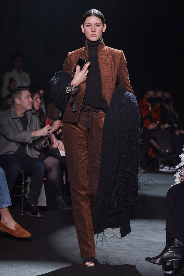 Brandon Maxwell jesień-zima 2022/2023. Krótko i na temat