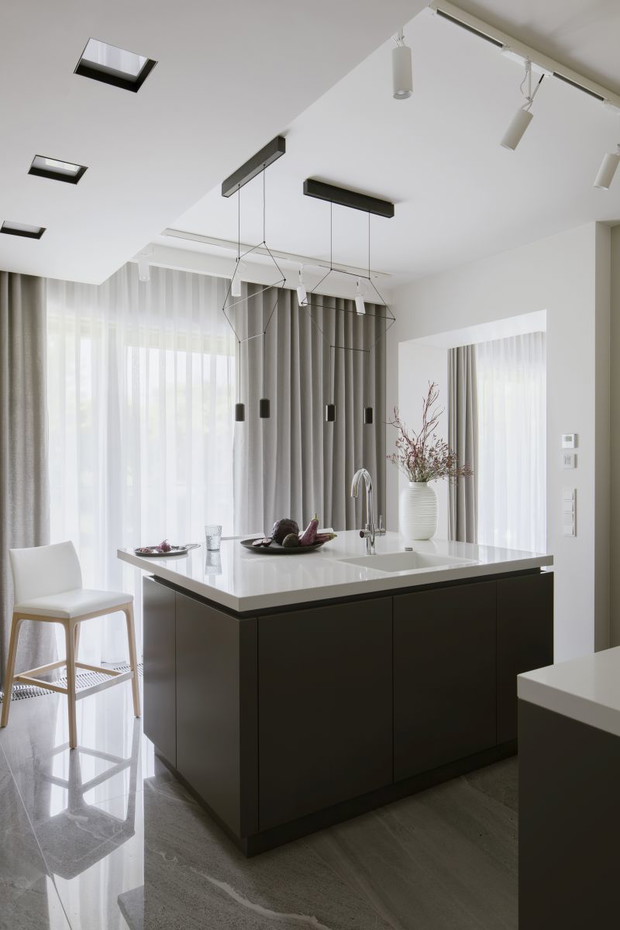 Duży apartament na warszawskim Mokotowie, projekt: MIKOŁAJSKAstudio