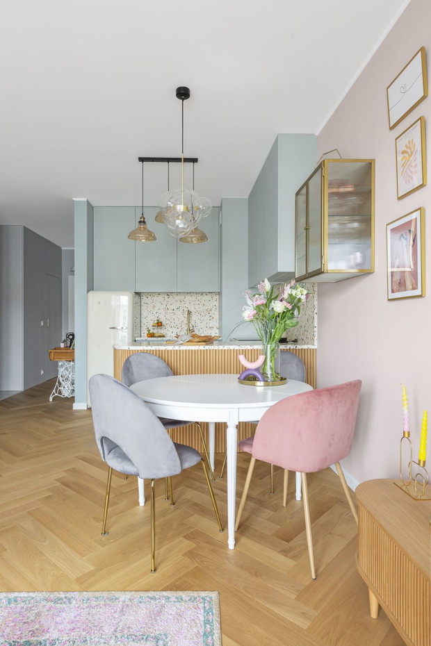 Mieszkanie w pastelach, projekt wnętrza: Angelika Front, architekt wnętrz / Decoroom , projekt kuchni i mebli: Katarzyna Domańska, architekt wnętrz / Decoroom Kitchen