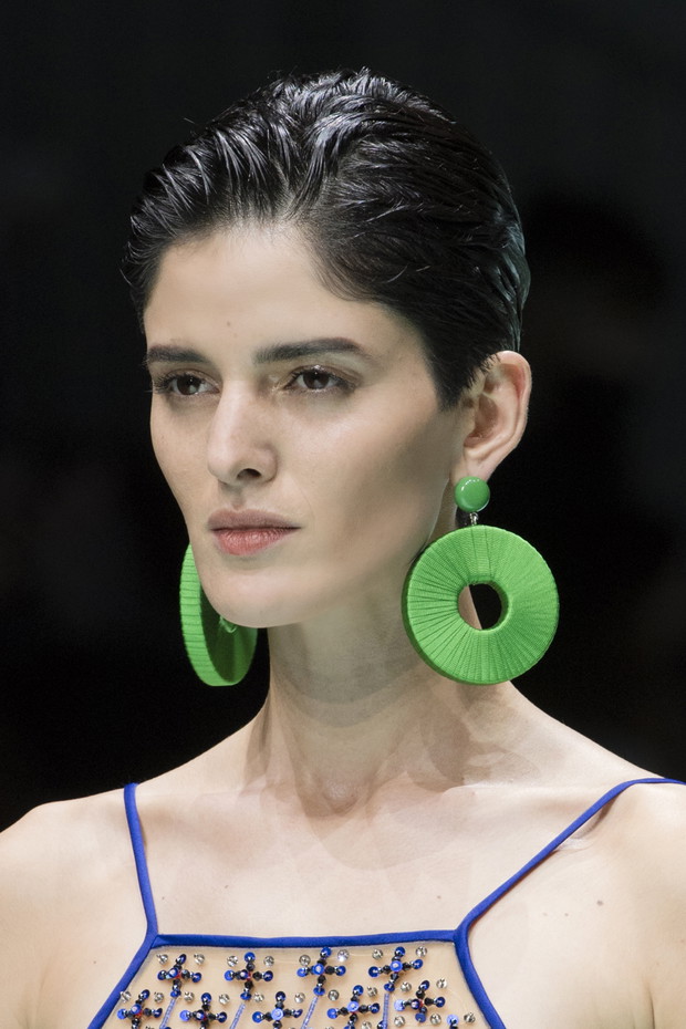 Modne fryzury wiosna-lato 2022: Emporio Armani