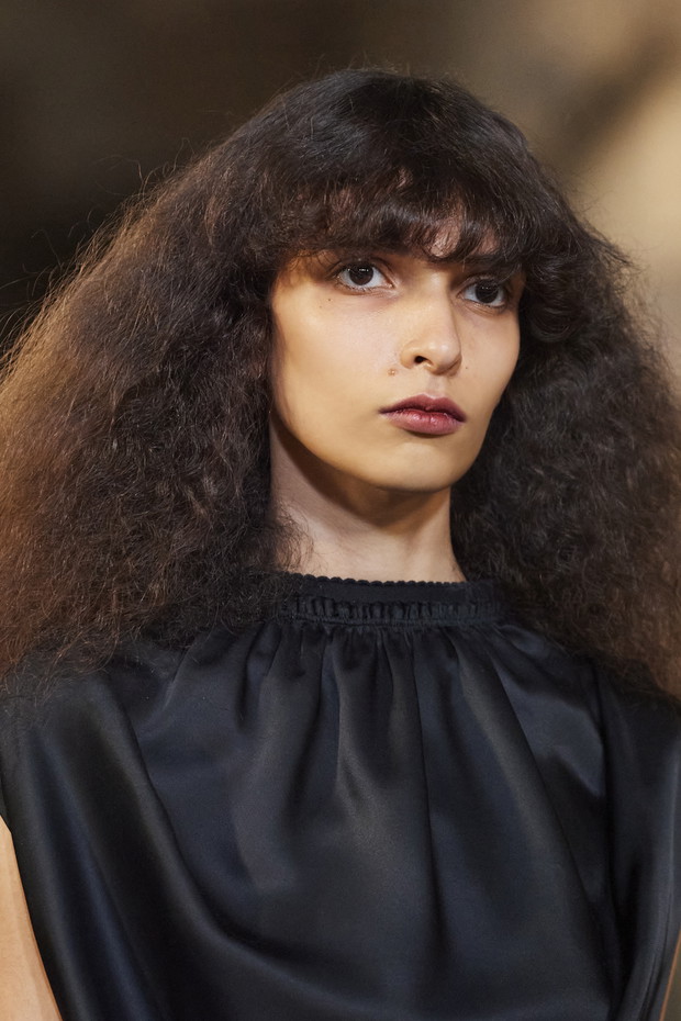 Modne fryzury wiosna-lato 2022: MM6 Maison Margiela
