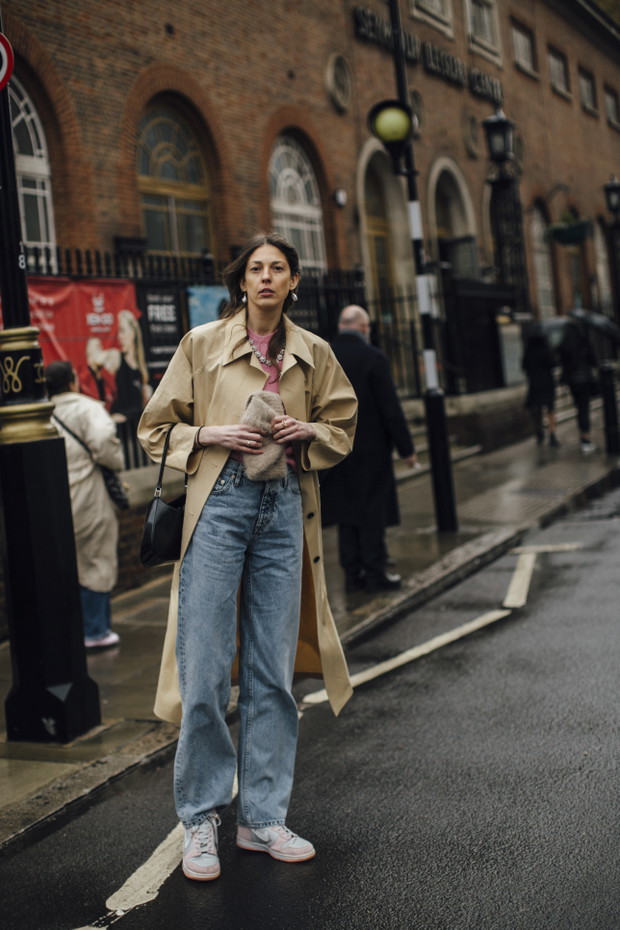 Najpiękniejsze trencze na pierwsze wiosenne dni prosto z londyńskich ulic street style