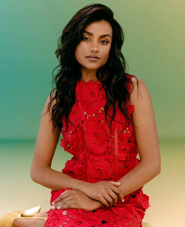 Simone Ashley, czyli Kate Sharma z Bridgertonów na okładce amerykańskiego ELLE
