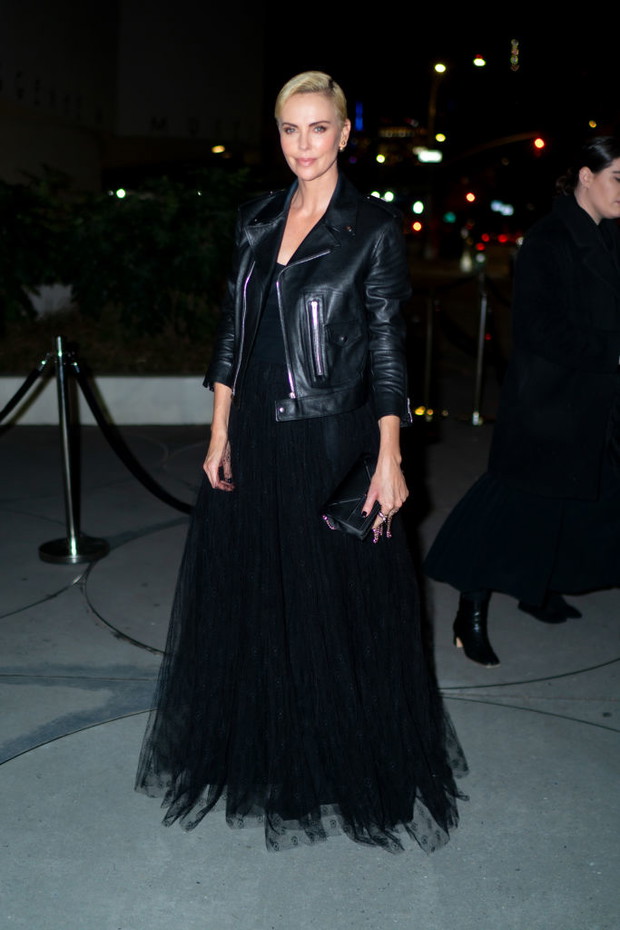 Charlize Theron w ramonesce i sukience maxi