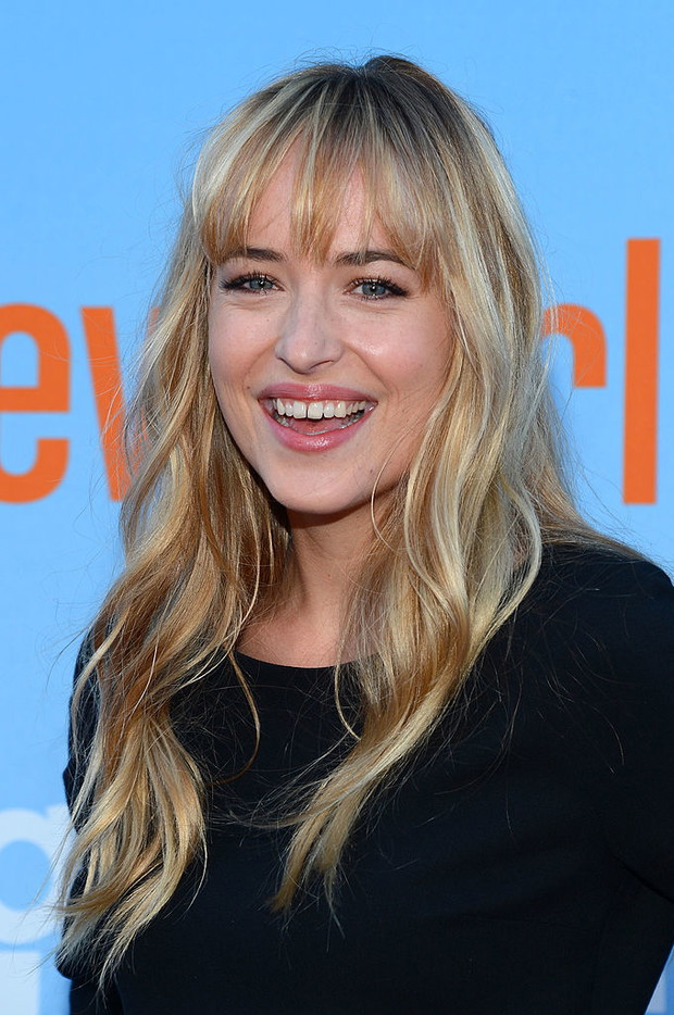 Dakota Johnson w grzywce wispy bangs