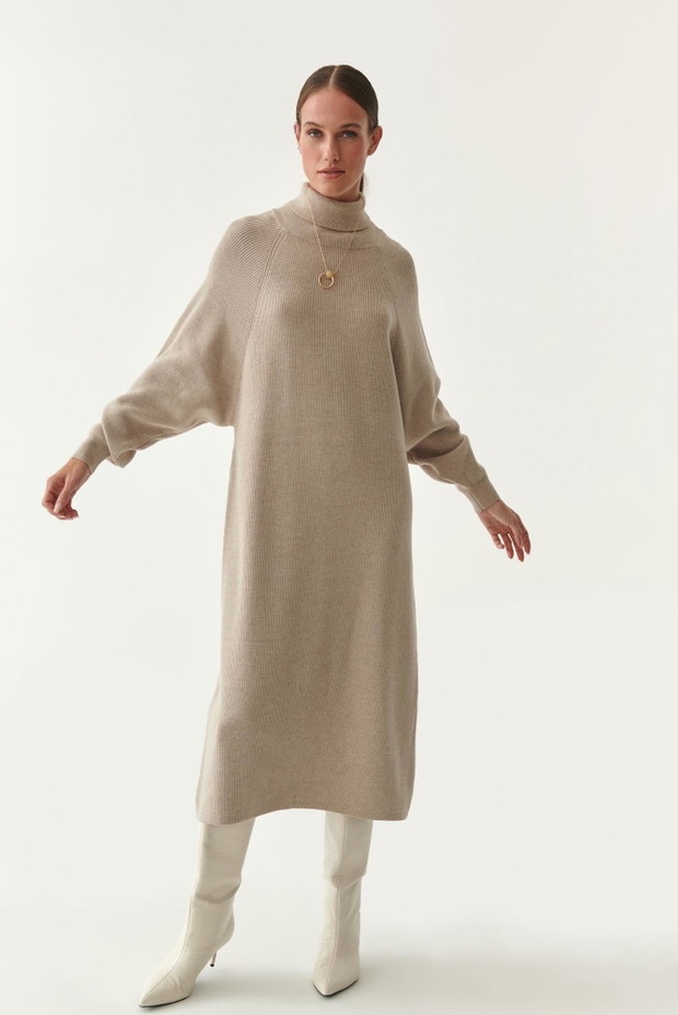 Dzianinowa sukienka oversize Ronesi (279,99 zł na wyprzedaży)