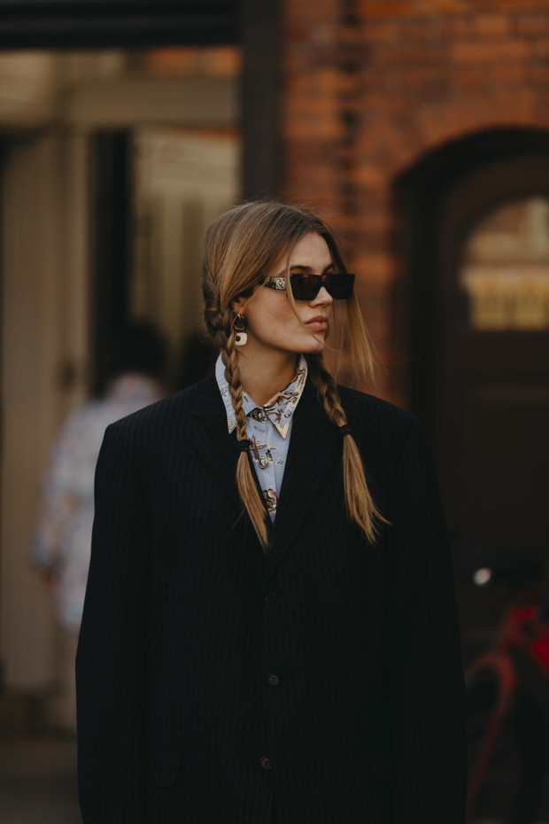 Jak nosić dwa warkocze? Inspiracje z fashion weeków