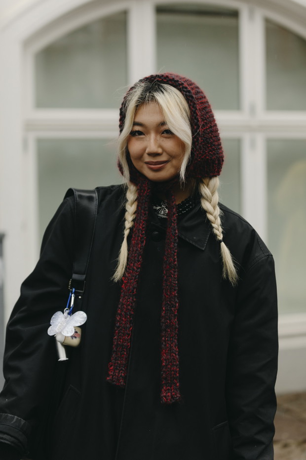 Jak nosić dwa warkocze? Inspiracje z fashion weeków