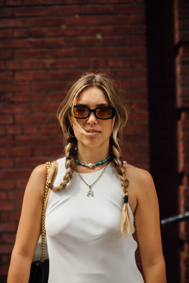 Jak nosić dwa warkocze? Inspiracje z fashion weeków