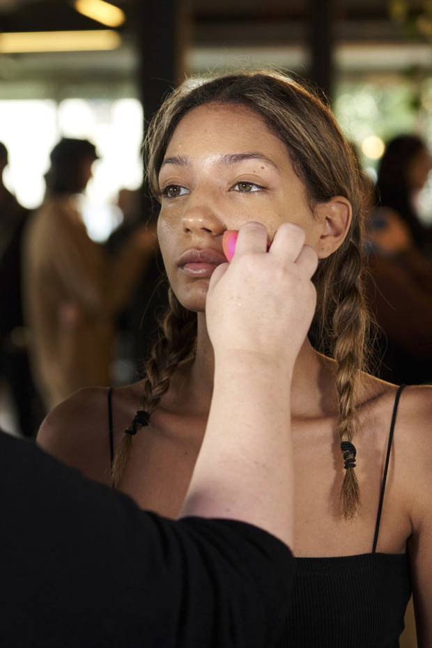 Jak nosić dwa warkocze? Inspiracje z fashion weeków