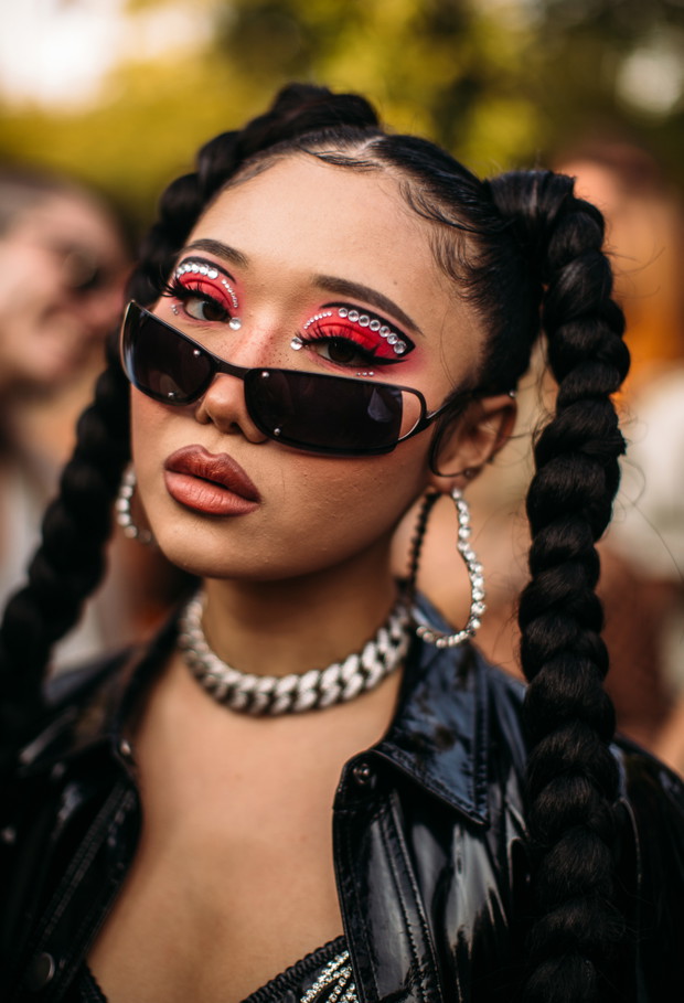 Jak nosić dwa warkocze? Inspiracje z fashion weeków