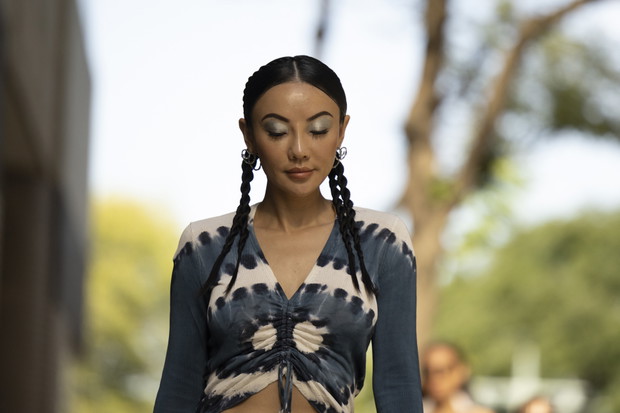 Jak nosić dwa warkocze? Inspiracje z fashion weeków