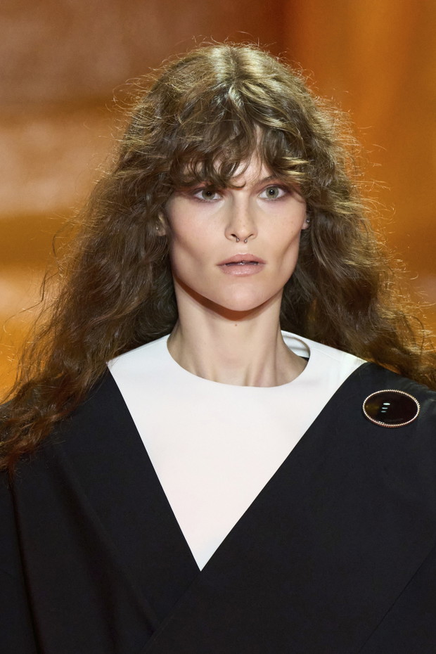 Włosy do ramion z grzywką inspiracje - Louis Vuitton ss 2024