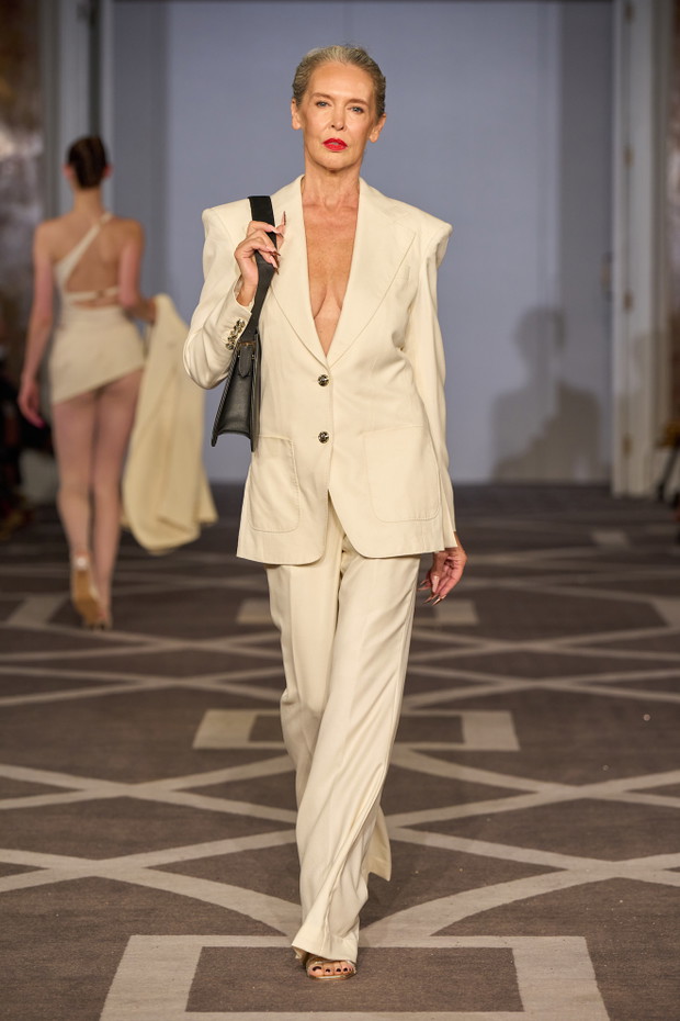 Bogna Sworowska w pokazie Helen Anthony SS25