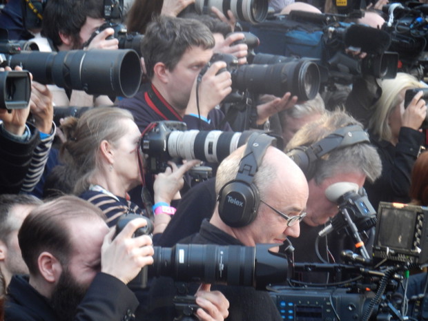 Fotoreporterzy rejestrują pierwsze looki z wybiegu, fot. by Nikon COOLPIX S800c