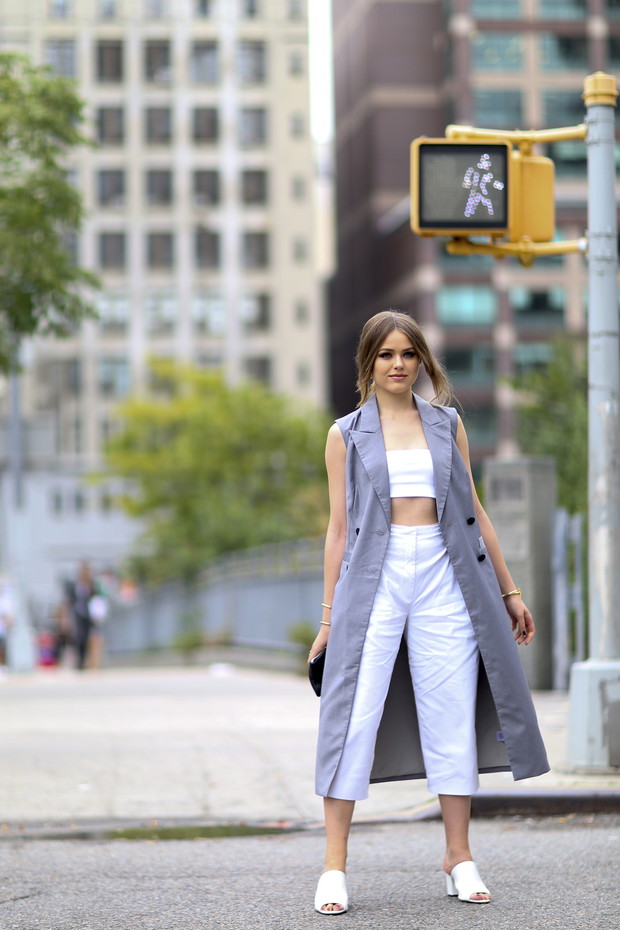 Kristina Bazan ma zaledwie 22 lata i pochodzi ze Szwajcarii. Na instagramie śledzi ją 2,3 miliona osób.
