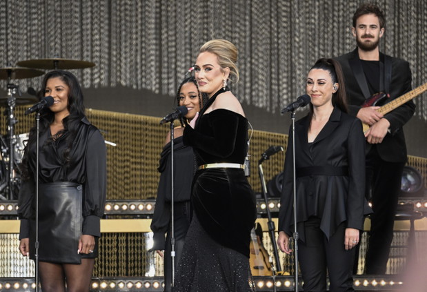 Adele w sukni Schiaparelli podczas koncertu w Londynie