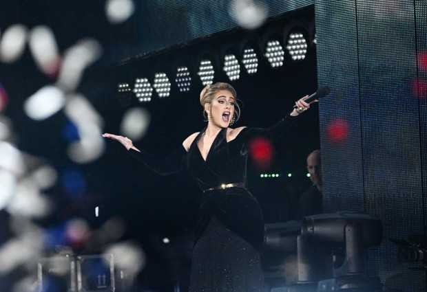 Adele w sukni Schiaparelli podczas koncertu w Londynie
