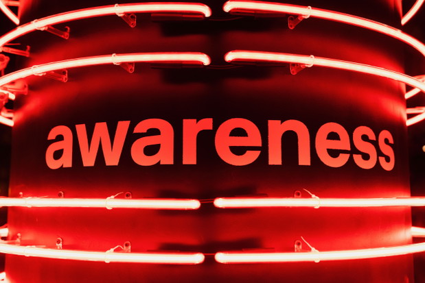 S A W — stacja audio-wizualna, projekt Marta Gawin, wykonanie: Raz Dwa Paweł Krzywdziński neony i komunikacja wizualna