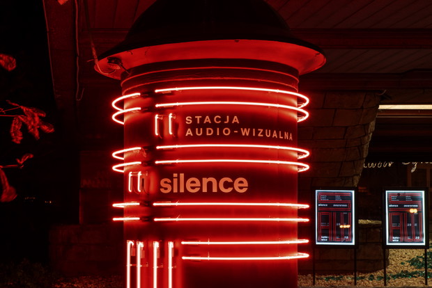 S A W — stacja audio-wizualna, projekt Marta Gawin, wykonanie: Raz Dwa Paweł Krzywdziński neony i komunikacja wizualna