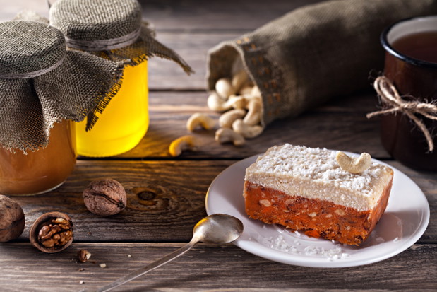 Jakie słodycze jeśc na diecie? fot. Fotolia11. Surowe ciasto marchewkoweTrzymanie się diety nie oznacza, że musisz zrezygnować z podjadania ulubionych ciast. Wystarczy znaleźć dla nich zdrową alternatywę! Postaw na desery z surowych owoców i warzyw - z