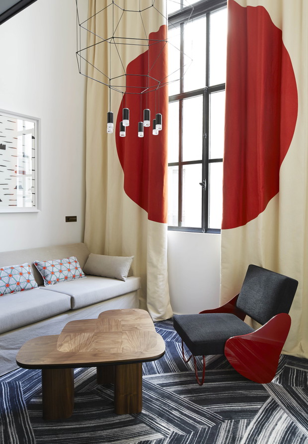 Kolorowy i luksusowy hotel w Paryżu