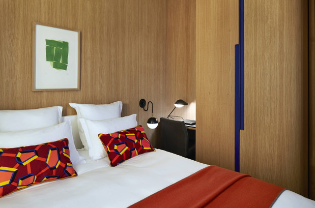 Kolorowy i luksusowy hotel w Paryżu