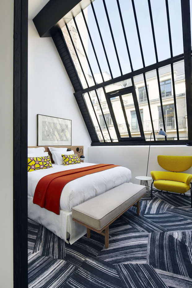 Kolorowy i luksusowy hotel w Paryżu