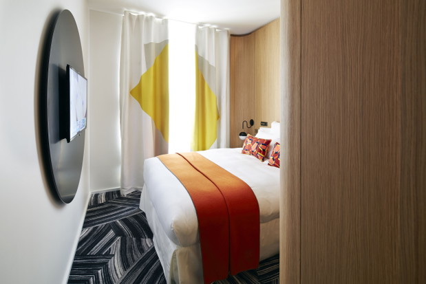 Kolorowy i luksusowy hotel w Paryżu